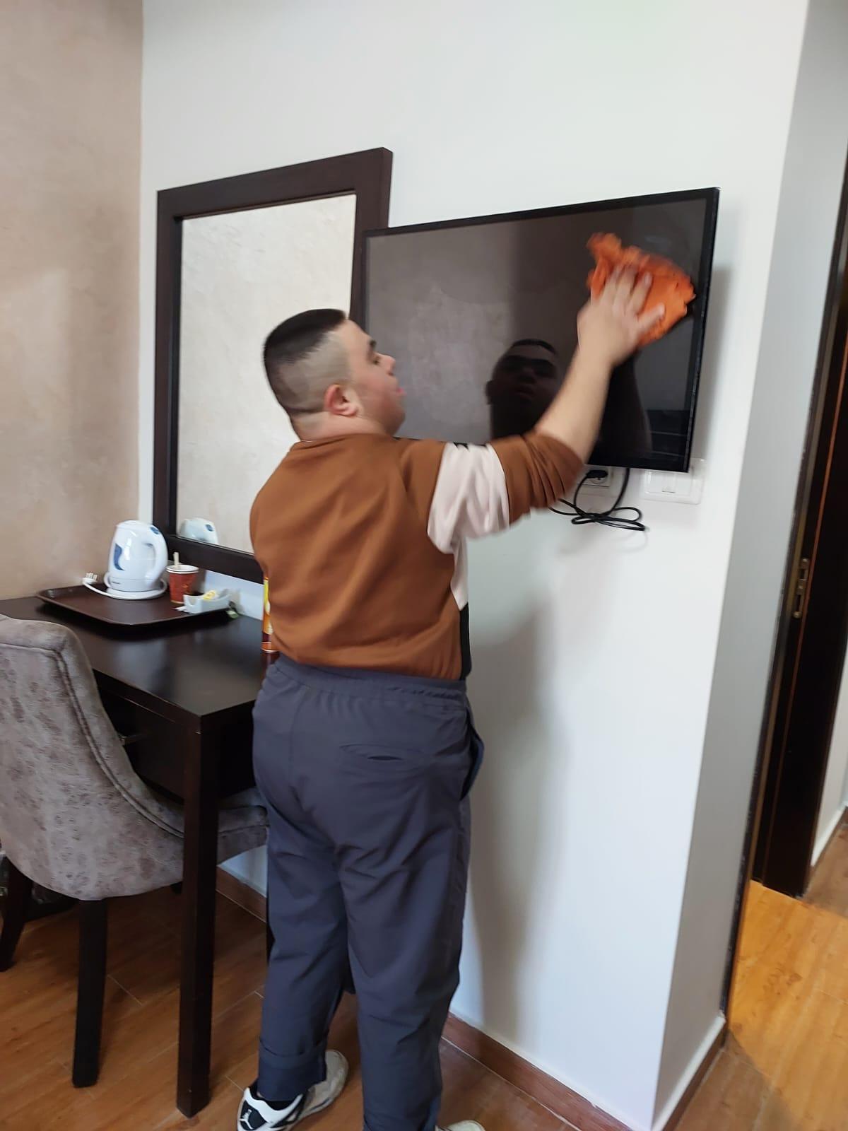 ياسين أثناء عمله في بيت الضيافة في المركز العربي الأسقفي